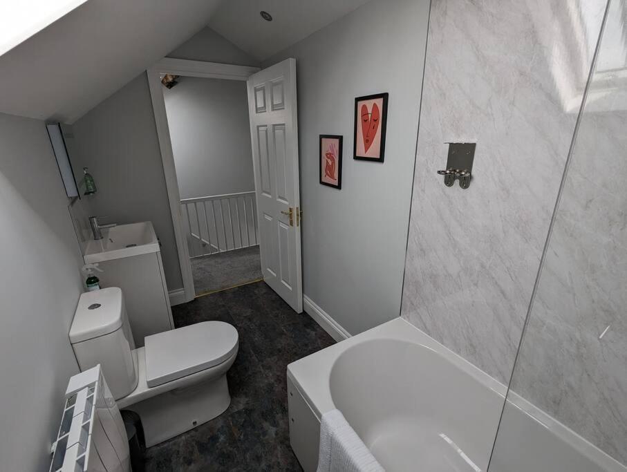 31 High Street - Modern & Stylish 2-Bed Apartment - Inc Parking Husbands Bosworth Екстериор снимка