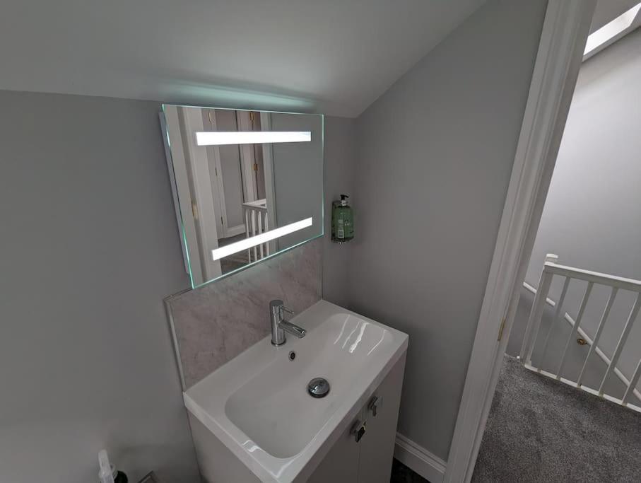 31 High Street - Modern & Stylish 2-Bed Apartment - Inc Parking Husbands Bosworth Екстериор снимка