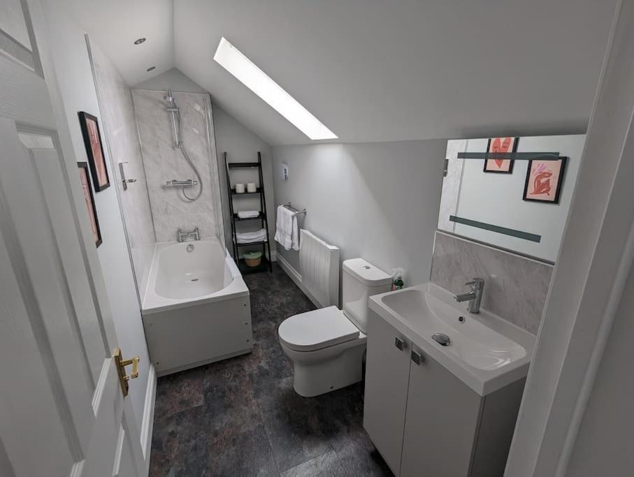 31 High Street - Modern & Stylish 2-Bed Apartment - Inc Parking Husbands Bosworth Екстериор снимка